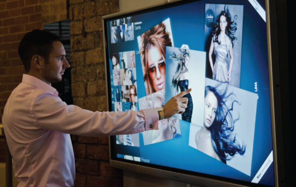 TV Dinding dengan Layar Sentuh Interaktif